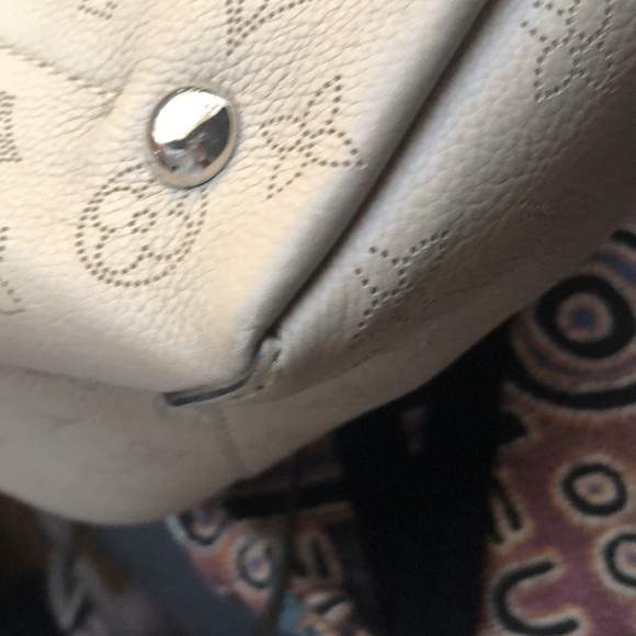 Louis Vuitton Mahina Hina MM Galet Tote - M53140 - Picture 13 of 16